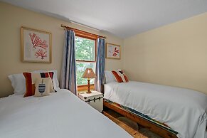 Idyllic Lakeside Getaway 4 Bedroom Home by RedAwning