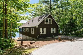 Idyllic Lakeside Getaway 4 Bedroom Home by RedAwning