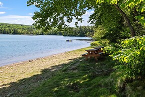 Idyllic Lakeside Getaway 4 Bedroom Home by RedAwning