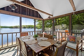 Idyllic Lakeside Getaway 4 Bedroom Home by RedAwning