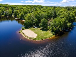 Idyllic Lakeside Getaway 4 Bedroom Home by RedAwning