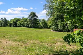 Idyllic Lakeside Getaway 4 Bedroom Home by RedAwning