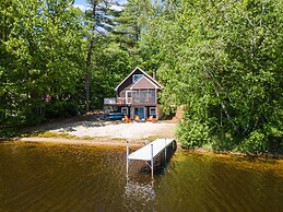 Idyllic Lakeside Getaway 4 Bedroom Home by RedAwning