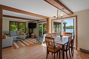Idyllic Lakeside Getaway 4 Bedroom Home by RedAwning