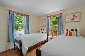 Idyllic Lakeside Getaway 4 Bedroom Home by RedAwning