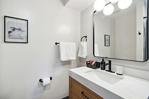 Tranquil Mountain Retreat Scenic Views & Hot Tub 4 Bedroom Home by Red