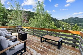 Tranquil Mountain Retreat Scenic Views & Hot Tub 4 Bedroom Home by Red