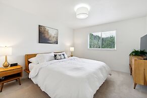 Tranquil Mountain Retreat Scenic Views & Hot Tub 4 Bedroom Home by Red