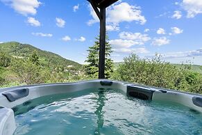 Tranquil Mountain Retreat Scenic Views & Hot Tub 4 Bedroom Home by Red