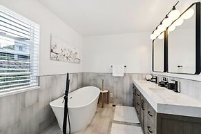 Tranquil Mountain Retreat Scenic Views & Hot Tub 4 Bedroom Home by Red