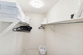 Tranquil Mountain Retreat Scenic Views & Hot Tub 4 Bedroom Home by Red