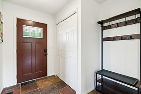 Tranquil Mountain Retreat Scenic Views & Hot Tub 4 Bedroom Home by Red