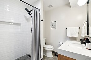 Tranquil Mountain Retreat Scenic Views & Hot Tub 4 Bedroom Home by Red