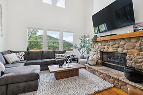 Tranquil Mountain Retreat Scenic Views & Hot Tub 4 Bedroom Home by Red