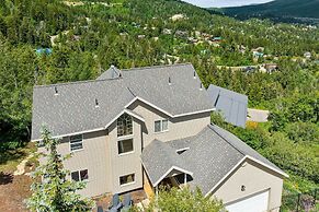 Tranquil Mountain Retreat Scenic Views & Hot Tub 4 Bedroom Home by Red