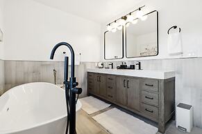 Tranquil Mountain Retreat Scenic Views & Hot Tub 4 Bedroom Home by Red