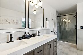 Tranquil Mountain Retreat Scenic Views & Hot Tub 4 Bedroom Home by Red