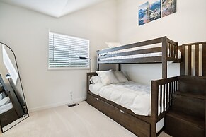 Tranquil Mountain Retreat Scenic Views & Hot Tub 4 Bedroom Home by Red