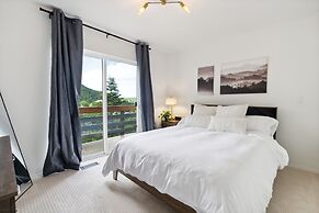 Tranquil Mountain Retreat Scenic Views & Hot Tub 4 Bedroom Home by Red