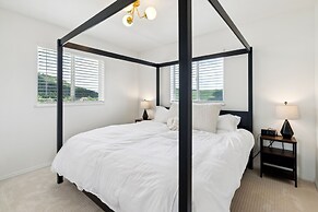 Tranquil Mountain Retreat Scenic Views & Hot Tub 4 Bedroom Home by Red