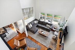 Tranquil Mountain Retreat Scenic Views & Hot Tub 4 Bedroom Home by Red