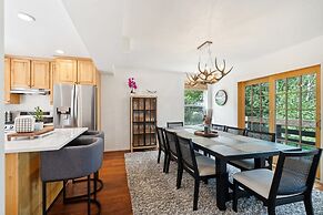 Tranquil Mountain Retreat Scenic Views & Hot Tub 4 Bedroom Home by Red