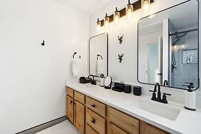 Tranquil Mountain Retreat Scenic Views & Hot Tub 4 Bedroom Home by Red