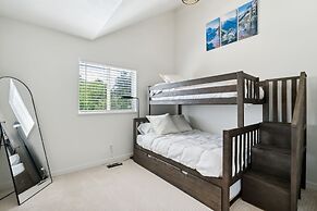 Tranquil Mountain Retreat Scenic Views & Hot Tub 4 Bedroom Home by Red