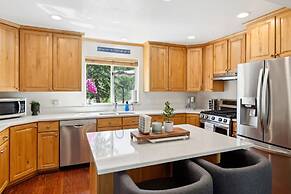 Tranquil Mountain Retreat Scenic Views & Hot Tub 4 Bedroom Home by Red