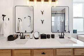 Tranquil Mountain Retreat Scenic Views & Hot Tub 4 Bedroom Home by Red