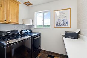 Tranquil Mountain Retreat Scenic Views & Hot Tub 4 Bedroom Home by Red