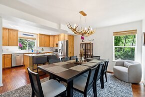 Tranquil Mountain Retreat Scenic Views & Hot Tub 4 Bedroom Home by Red