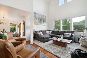 Tranquil Mountain Retreat Scenic Views & Hot Tub 4 Bedroom Home by Red