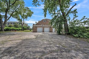 Serene & Charming 5br Des Plaines Getaway 5 Bedroom Home by RedAwning