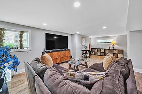 Serene & Charming 5br Des Plaines Getaway 5 Bedroom Home by RedAwning