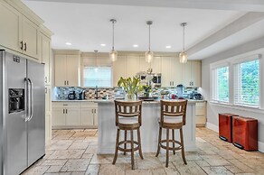 Serene & Charming 5br Des Plaines Getaway 5 Bedroom Home by RedAwning