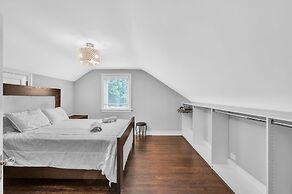 Serene & Charming 5br Des Plaines Getaway 5 Bedroom Home by RedAwning