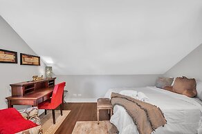 Serene & Charming 5br Des Plaines Getaway 5 Bedroom Home by RedAwning