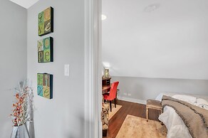 Serene & Charming 5br Des Plaines Getaway 5 Bedroom Home by RedAwning