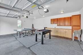 Serene & Charming 5br Des Plaines Getaway 5 Bedroom Home by RedAwning