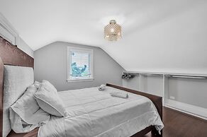 Serene & Charming 5br Des Plaines Getaway 5 Bedroom Home by RedAwning