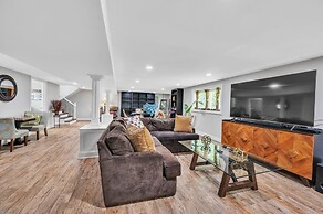 Serene & Charming 5br Des Plaines Getaway 5 Bedroom Home by RedAwning