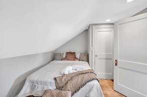 Serene & Charming 5br Des Plaines Getaway 5 Bedroom Home by RedAwning