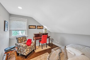 Serene & Charming 5br Des Plaines Getaway 5 Bedroom Home by RedAwning