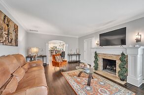 Serene & Charming 5br Des Plaines Getaway 5 Bedroom Home by RedAwning
