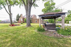 Serene & Charming 5br Des Plaines Getaway 5 Bedroom Home by RedAwning