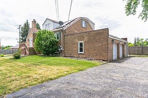 Serene & Charming 5br Des Plaines Getaway 5 Bedroom Home by RedAwning