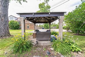 Serene & Charming 5br Des Plaines Getaway 5 Bedroom Home by RedAwning