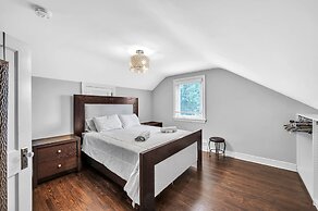 Serene & Charming 5br Des Plaines Getaway 5 Bedroom Home by RedAwning