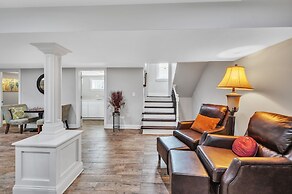 Serene & Charming 5br Des Plaines Getaway 5 Bedroom Home by RedAwning